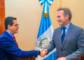 Harris Whitbeck (derecha), nuevo director general del Inguat. / Foto: Inguat.