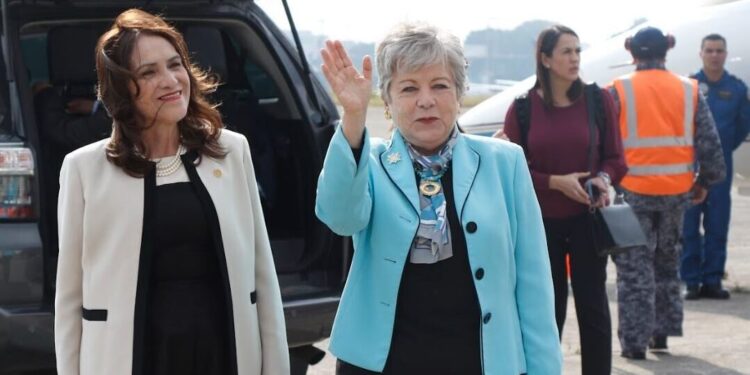 Arribo de autoridades de México a la transmisión de mando presidencial en Guatemala