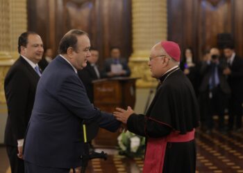 Presidente Alejandro Giammattei y el saludo con el Nuncio Apostólico Francisco Montecillo Padilla. /Foto: Álvaro Interiano y Gilber García