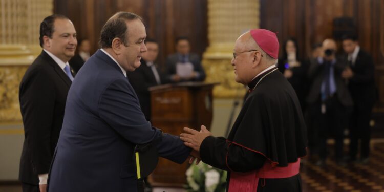 Presidente Alejandro Giammattei y el saludo con el Nuncio Apostólico Francisco Montecillo Padilla. /Foto: Álvaro Interiano y Gilber García
