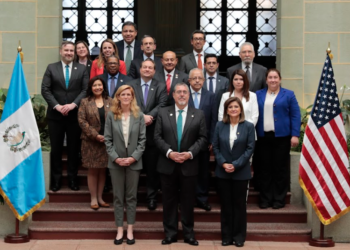 Delegación estadounidense con el binomio presidencial y funcionarios guatemaltecos. / Foto: Gobierno de Guatemala.