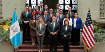 Delegación estadounidense con el binomio presidencial y funcionarios guatemaltecos. / Foto: Gobierno de Guatemala.