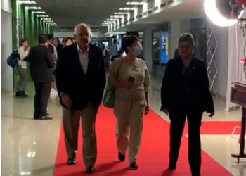 Expresidente de Colombia Ernesto Samper Pizano llega a Guatemala por transmisión de mando presidencial