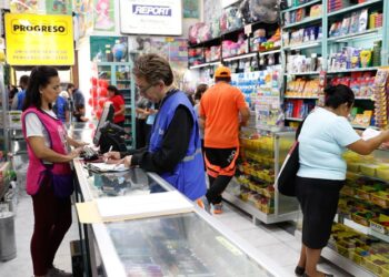 Diaco efectúa monitoreo de precios de útiles escolares. / Foto: DCA.