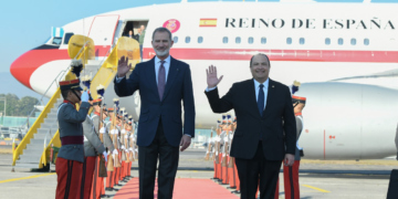 Rey Felipe VI de España y el canciller Mario Búcaro. / Foto: Carlos Jacinto.