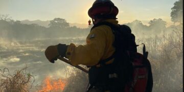 Las brigadas de respuesta a incendios forestales en acompañamiento con cuerpos de primera respuesta continúan brindando atención a los incendios. // Foto: Conred.