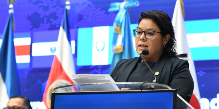 La ministra de Economía se refirió a los beneficios que conllevan el TLC. / Foto: Carlos Jacinto.