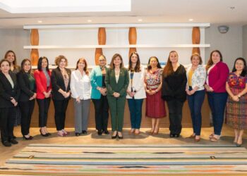 Vicepresidenta acompañada de ministras y secretarias del Gobierno de Guatemala.// Foto: Vicepresidencia.