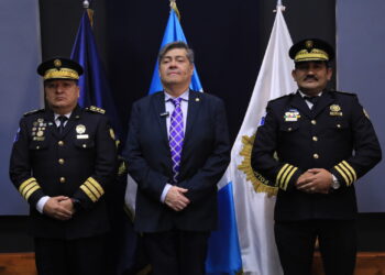 Ministro de Gobernación junto a los nuevos directores de la PNC. /Foto: Mingob.