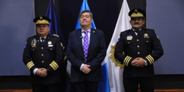 Ministro de Gobernación junto a los nuevos directores de la PNC. /Foto: Mingob.