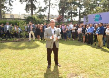 Nuevo ministro de salud, Oscar Cordón, saluda a su equipo de trabajo. /Foto: MSPAS