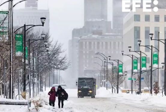 Nieve y gélidas temperaturas persisten en gran parte de EE. UU., con vuelos cancelados