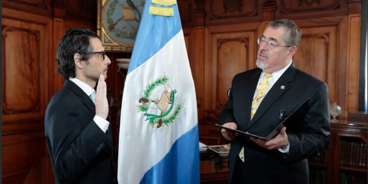 Bernardo Arévalo juramenta a nuevo procurador general de la Nación