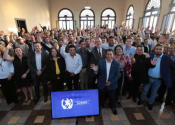 Presidente Arévalo en su llegada ante los alcaldes. / Foto: Noé Pérez.