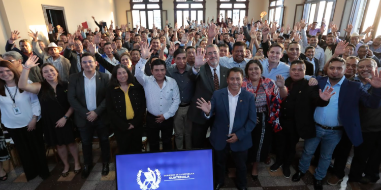 Presidente Arévalo en su llegada ante los alcaldes. / Foto: Noé Pérez.