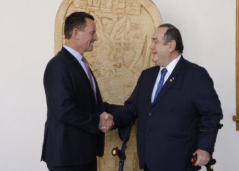 Richard Grenell (izquierda) junto al presidente Alejandro Giammattei. /Foto: Gilber García