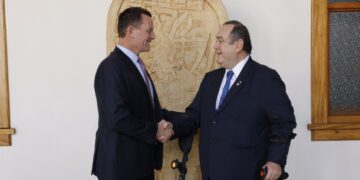 Richard Grenell (izquierda) junto al presidente Alejandro Giammattei. /Foto: Gilber García