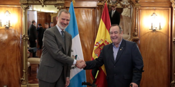 Presidente Alejandro Giammattei con el rey Felipe VI de España. / Foto: Noé Pérez.