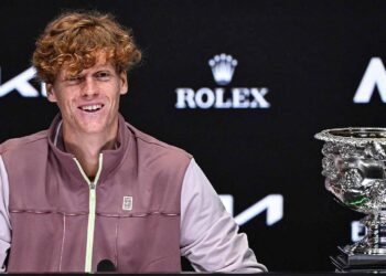 Sinner gana su primer Grand Slam tras remontar a Medvedev en Australia