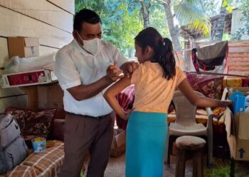 Efectúan barridos de vacunación de casa en casa en San Benito, Petén