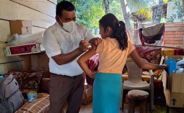 Efectúan barridos de vacunación de casa en casa en San Benito, Petén