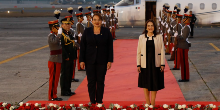 Presidente de Honduras, Xiomara Castro, y vicecanciller María Luisa Ramírez. / Foto: Carlos Jacinto.