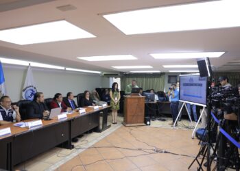 Autoridades de salud informan sobre la situación del síndrome Guillain Barré en el país. /Foto: Gilber García