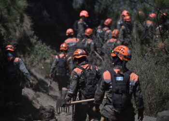Brigadistas combaten el fuego en el volcán de Agua. /Foto: Álvaro Interiano