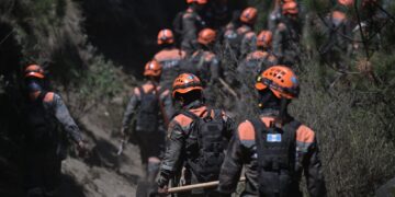 Brigadistas combaten el fuego en el volcán de Agua. /Foto: Álvaro Interiano