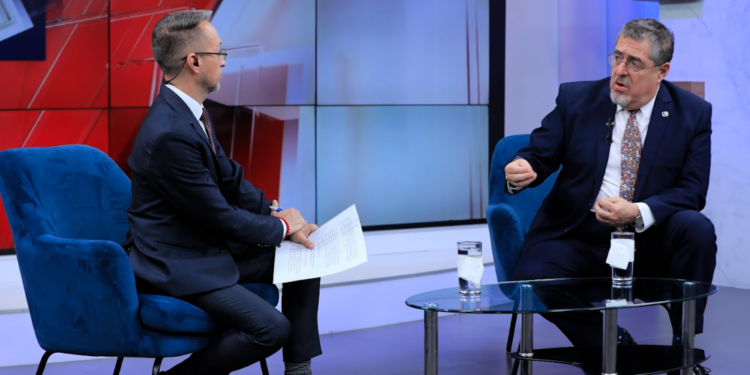 Presidente Arévalo señaló la corrupción como causa del deterioro de las condiciones de vida. / Foto: Noé Pérez.