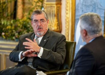 El presidente Arévalo destacó que mejorar la infraestructura es fundamental para el desarrollo del país. /Foto: EFE