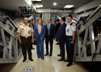 Autoridades en medio de gradas eléctricas fuera de funcionamiento. / Foto: Dickéns Zamora.