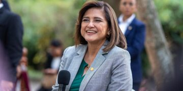 Vicepresidenta Karin Herrera escuchó a niñas intersadas en la ciencia. /Foto: Vicepresidencia de la República.