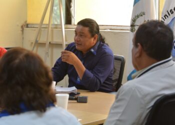 Viceministro de Salud dialoga con autoridades de Palencia. /Foto: MSPAS