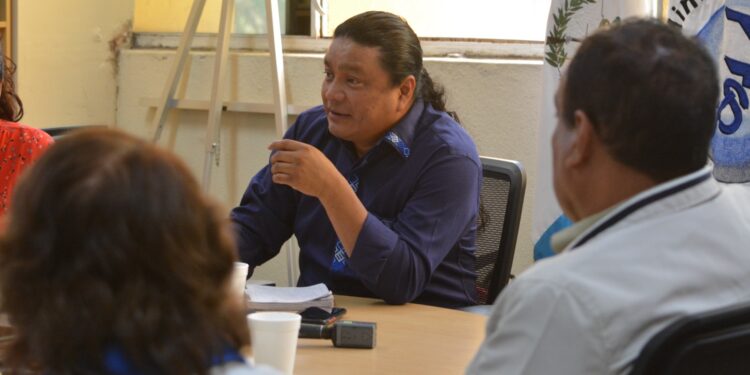 Viceministro de Salud dialoga con autoridades de Palencia. /Foto: MSPAS