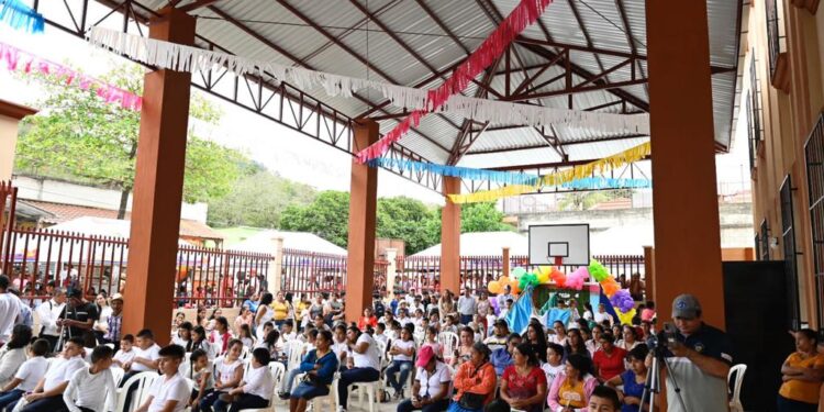 Entregan proyecto de construcción de escuela primaria en aldea Caparjá, Camotán