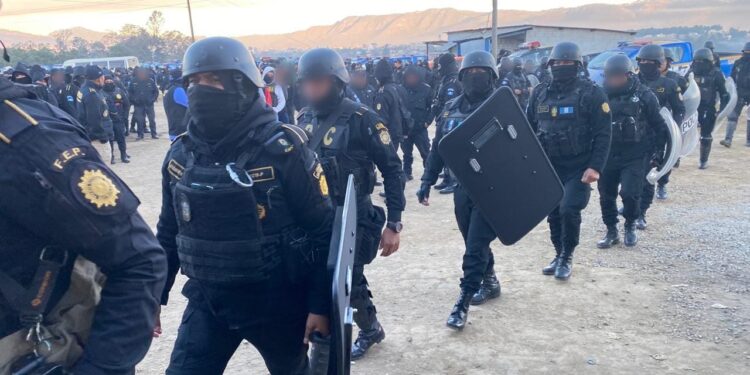 500 agentes de la PNC efectúan requisa en cárcel de Cantel, Quetzaltenango
