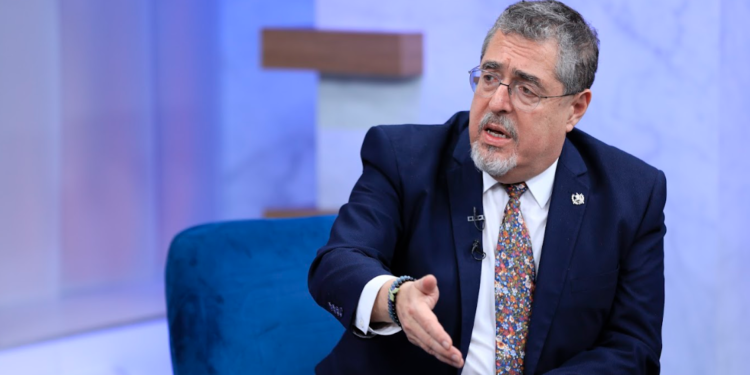 El mandatario abordó la presentación de querella contra la fiscal general. / Foto: Noé Pérez.