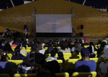 Desarrollan noche de cine en el Parque de la Paz Carlos El Pescadito Ruiz