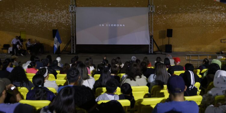 Desarrollan noche de cine en el Parque de la Paz Carlos El Pescadito Ruiz