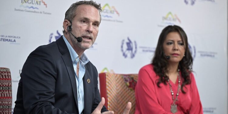 Autoridades de turismo comparten estrategias para el desarrollo del sector. /Foto: Inguat