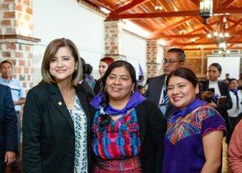 Vicepresidenta Karin Herrera (izquierda) en la Asamblea de Mujeres Indígenas y Campesinas. / Foto: Vicepresidencia de la República.