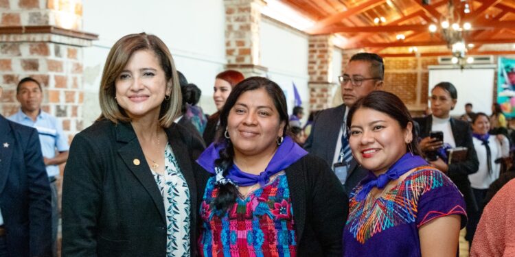 Vicepresidenta Karin Herrera (izquierda) en la Asamblea de Mujeres Indígenas y Campesinas. / Foto: Vicepresidencia de la República.
