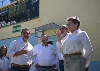 Doctora Lucrecia Peinado en su visita Casa Intermedia. /Foto: Álvaro Interiano