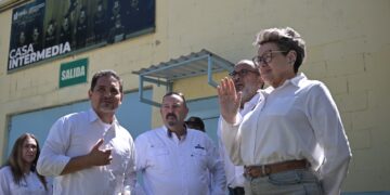 Doctora Lucrecia Peinado en su visita Casa Intermedia. /Foto: Álvaro Interiano