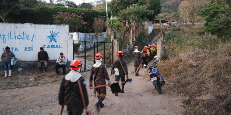 Brigada de Respuesta a Incendios Forestales combate siniestro en Santa Rosa