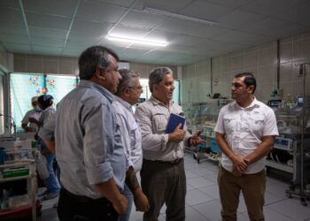 Ministro de salud (centro) visita hospital de Suchitepéquez. /Foto: MSPAS