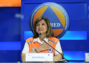 Karin Herrera en conferencia de prensa agradeció a los brigadistas que combaten el incendio en el volcán de Agua. /Foto: Carlos Jacinto.