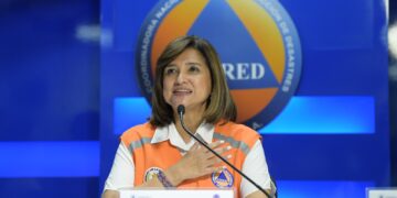 Karin Herrera en conferencia de prensa agradeció a los brigadistas que combaten el incendio en el volcán de Agua. /Foto: Carlos Jacinto.