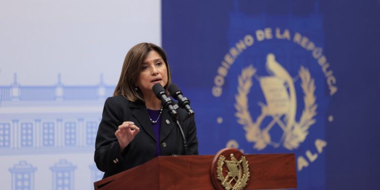 Karin Herrera destaca avances en el sofocamiento de incendios forestales. /Foto: Gilber García